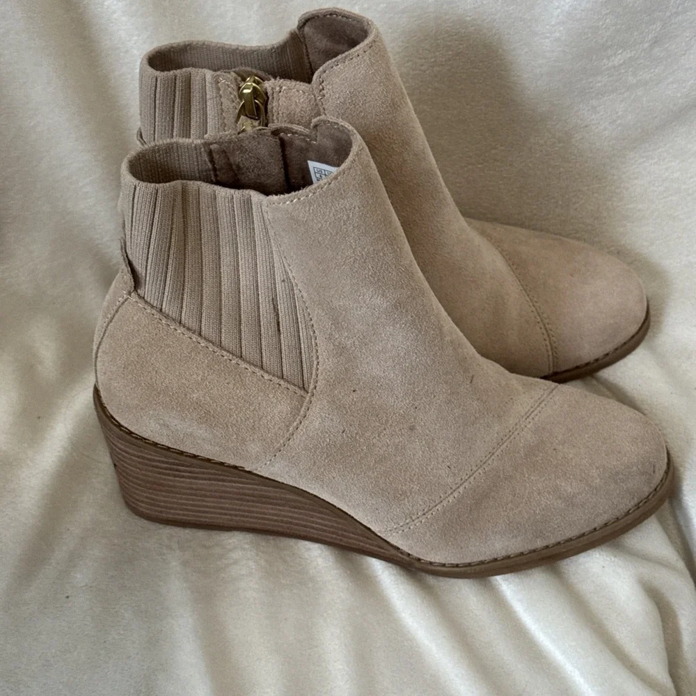TOMS Women's Sadie Wedge Bootie Almond Shape Toe Oatmeal Suede Side Zip 6